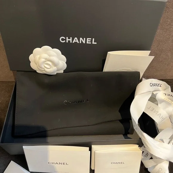 ** sold** Authentic Chanel Caviar wallet - Picture 7 of 8